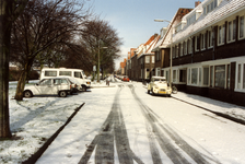 832753 Gezicht op de besneeuwde Merwedekade te Utrecht, met in het midden de ingang van de Hunzestraat.